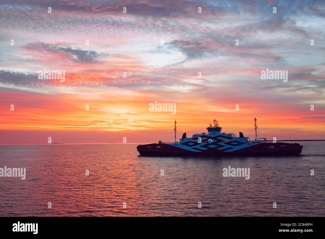 Ostsee, Hiiumaa/ Estland-19JUL2020: Fährschiff Tiiu zwischen Hiiumaa (Hafen Heltermaa) und dem estnischen Festland (Rohuküla, Rohukula) auf See. Stockfoto