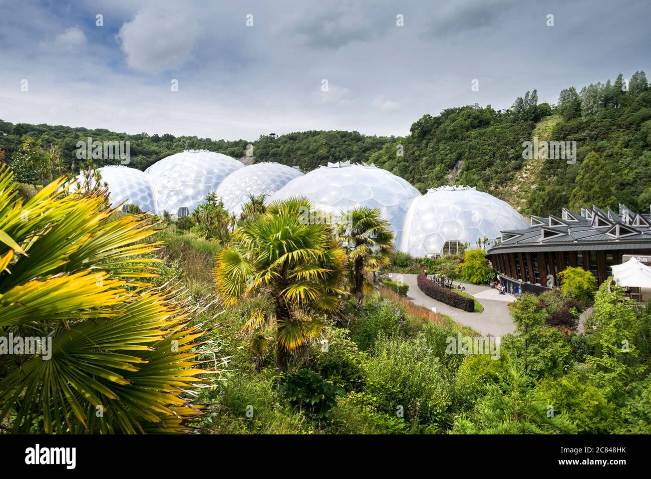 Die geodätischen Biom-Kuppeln im Eden Project in Cornwall sind eine beliebte Besucherattraktion. Stockfoto