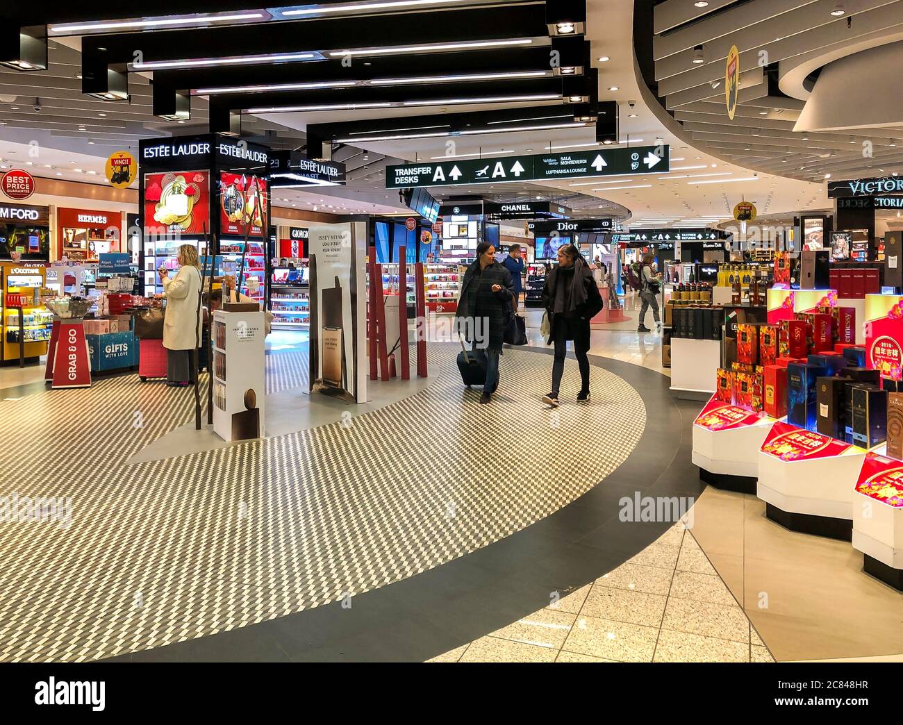 Ferno, Mailand-Malpensa, Italien - 8. Februar 2020: Mailänder Duty Free Einkaufsviertel im Terminal 1 des internationalen Flughafens Mailand Malpensa. Stockfoto