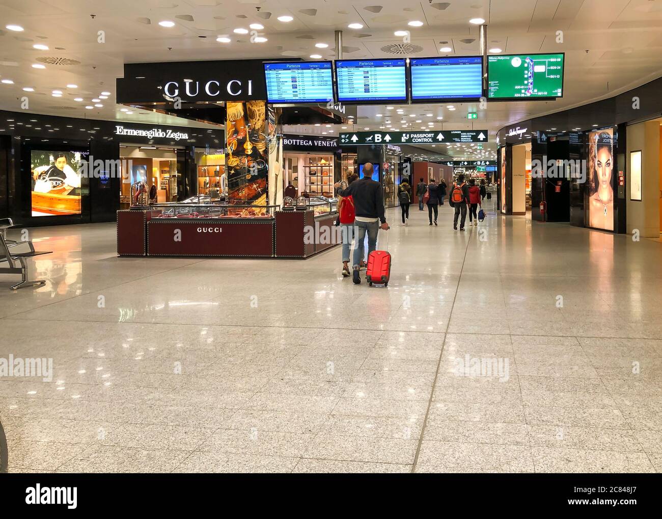 Ferno, Mailand-Malpensa, Italien - 8. Februar 2020: Innenräume mit Geschäften und Bars im Terminal 1 des internationalen Flughafens Mailand-Malpensa. Stockfoto