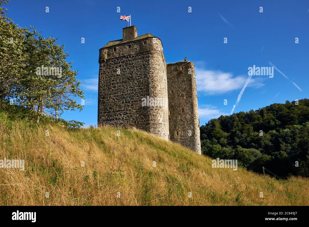 Die Union Jack-Flagge fliegt vom Turm der mittelalterlichen Festung Neidpath Castle in der Nähe von Peebles in den schottischen Grenzen Stockfoto