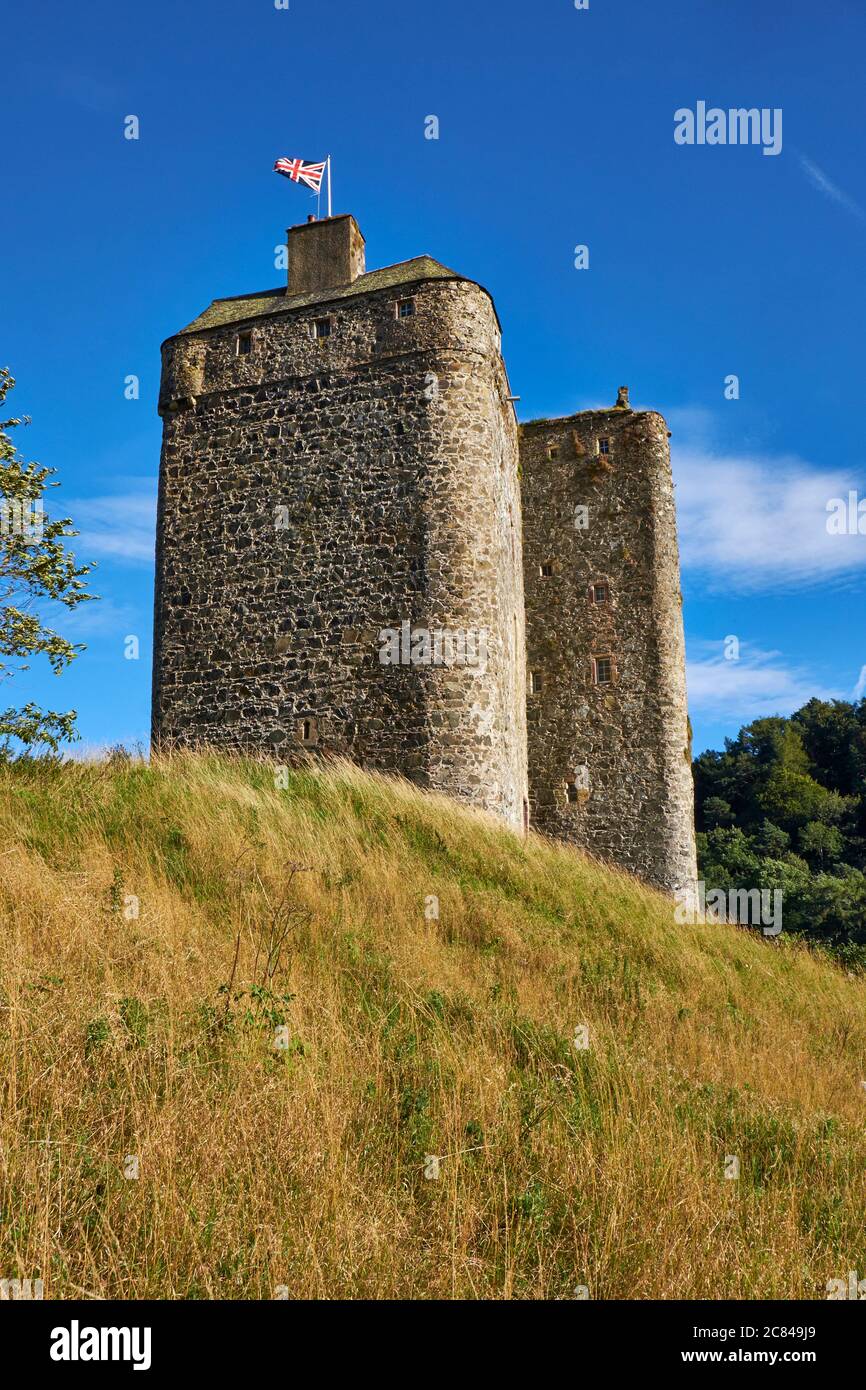 Die Union Jack-Flagge fliegt vom Turm der mittelalterlichen Festung Neidpath Castle in der Nähe von Peebles in den schottischen Grenzen Stockfoto