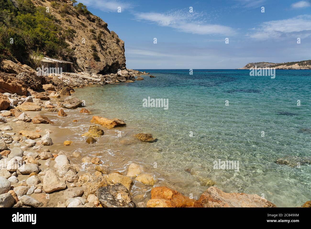 Cala Xarraca Paradies auf Ibiza, eine idyllische Seestrube von erholsamen Urlaub, Balearen Stockfoto