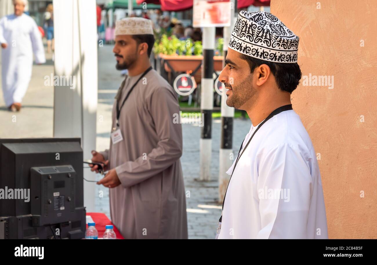 Mutrah, Oman - 10. Februar 2020: Profil des jungen omanischen Mannes in traditioneller omanischer Kleidung in der Straße in Mutrah, Sultanat Oman, Naher Osten Stockfoto
