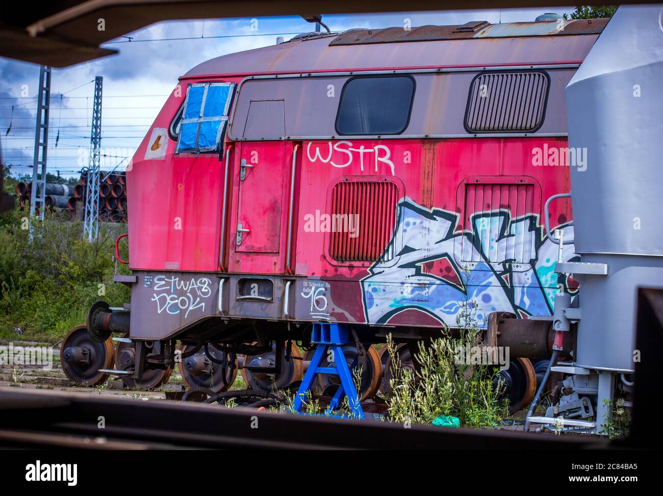16. Juli 2020, Mecklenburg-Vorpommern, Mukran: Alte Lokomotiven und Waggons stehen auf dem Freigelände vor der Reparaturwerkstatt der Baltic Port Services GmbH (BPS). In der Werkstatt, die 1986 von der Deutschen Reichsbahn eröffnet wurde, wurden Schienenfahrzeuge, die von der Eisenbahnfähre kommen, von der 1520 Millimeter breiten russischen Breitspur auf die im übrigen Europa übliche Standardspur umgemessen. Die Werkstatt, die 2014 von der heutigen Firma Enon mit Sitz in Putlitz, Brandenburg, übernommen wurde, saniert alte Lokomotiven und Eisenbahnwaggons für den Einsatz durch private Bahnunternehmen. P Stockfoto