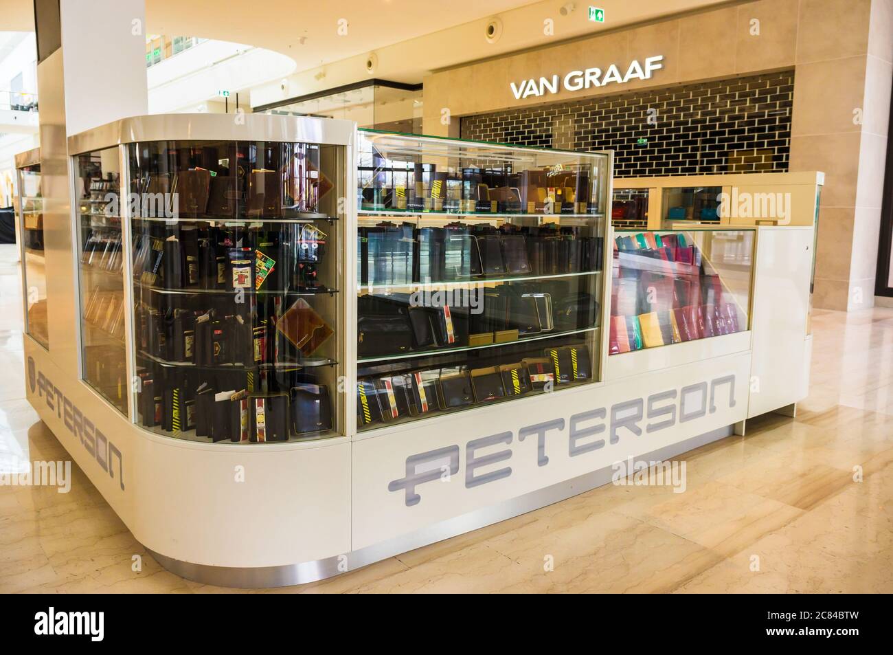 POZNAN, POLEN - 17. März 2019: Peterson Stand mit Geldbörsen zum Verkauf in einem Einkaufszentrum in Posnania Stockfoto