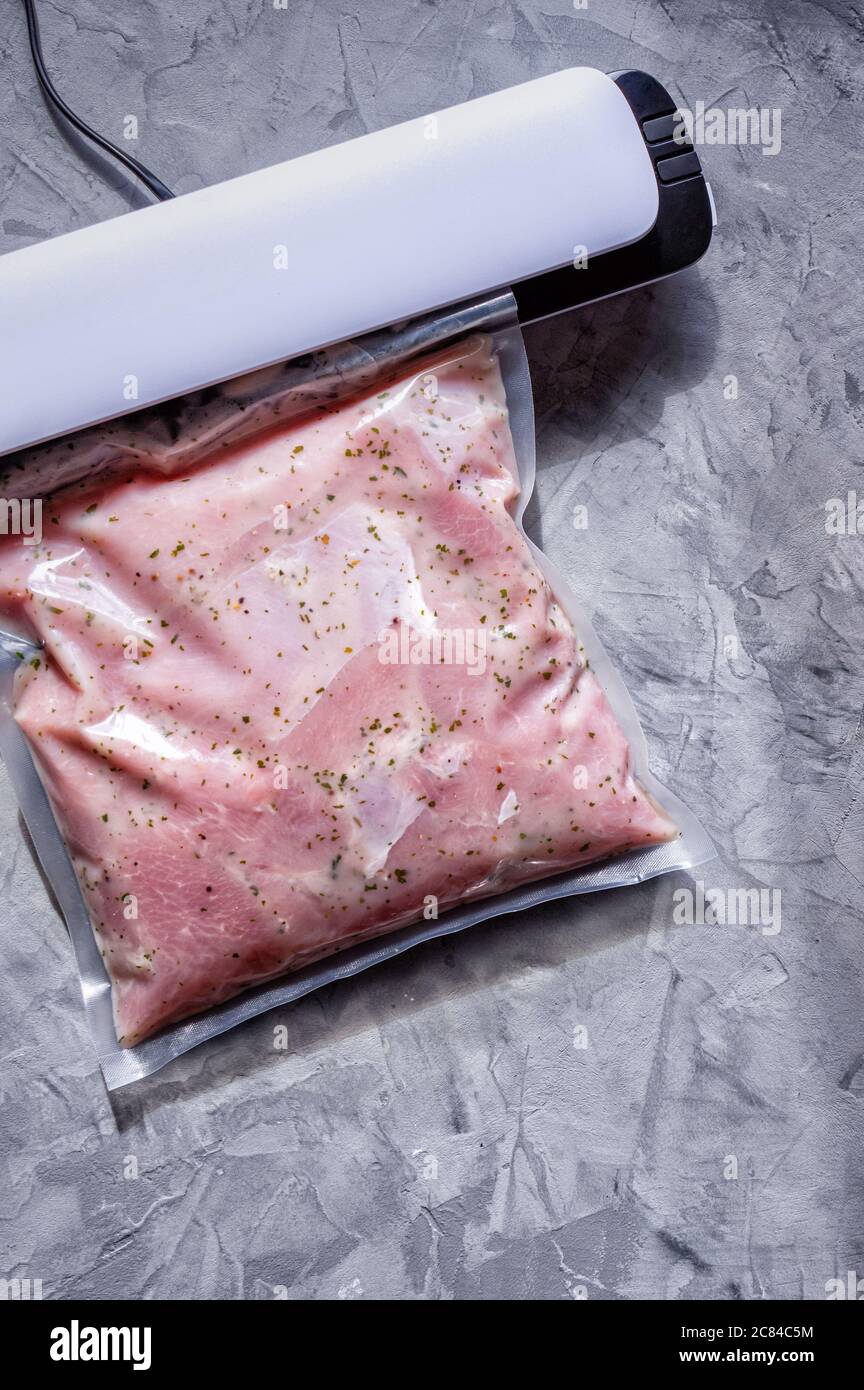 Vakuumverpackung von Fleisch für die langfristige Lagerung. Filet in einem Vakuumbeutel. Flach liegend. Stockfoto