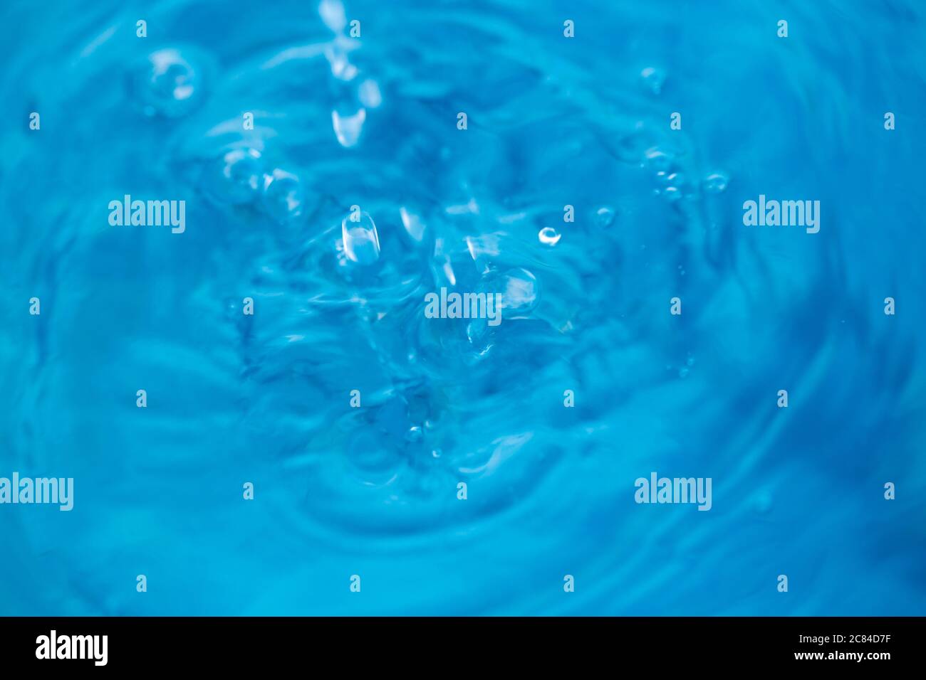 Blauer Glasfarbiger Wassertropfen Spritzer Stockfoto