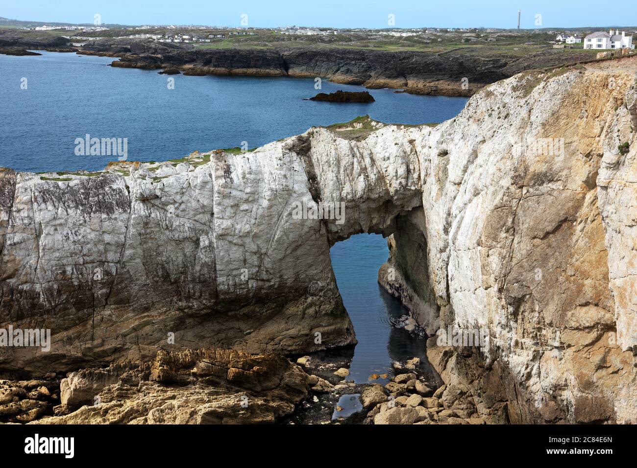 White Arch (Bwa Gwyn in Walisisch) ist ein herrlicher natürlicher Meeresbogen an der Rhoscolyn Küste von Anglesey. Das Gelände ist Teil der biologischen und geologischen SSSI. Stockfoto