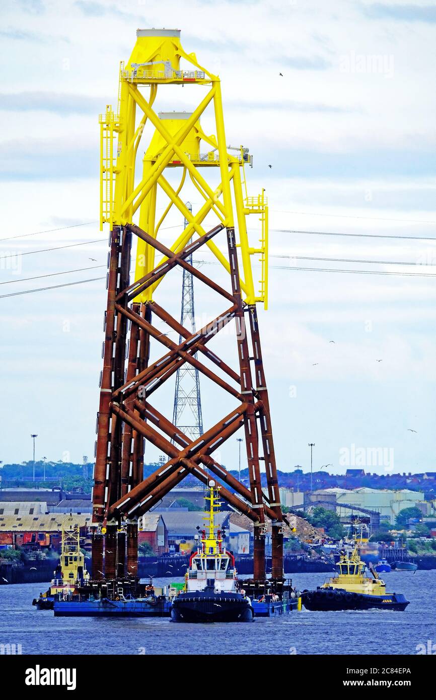 Windturbinen werden unter Auslieferung von Smulders Howdon Tyneside Werft auf dem Barge Stralsund mit Multratug 18 zum schottischen Nigg Feld verlassen Stockfoto