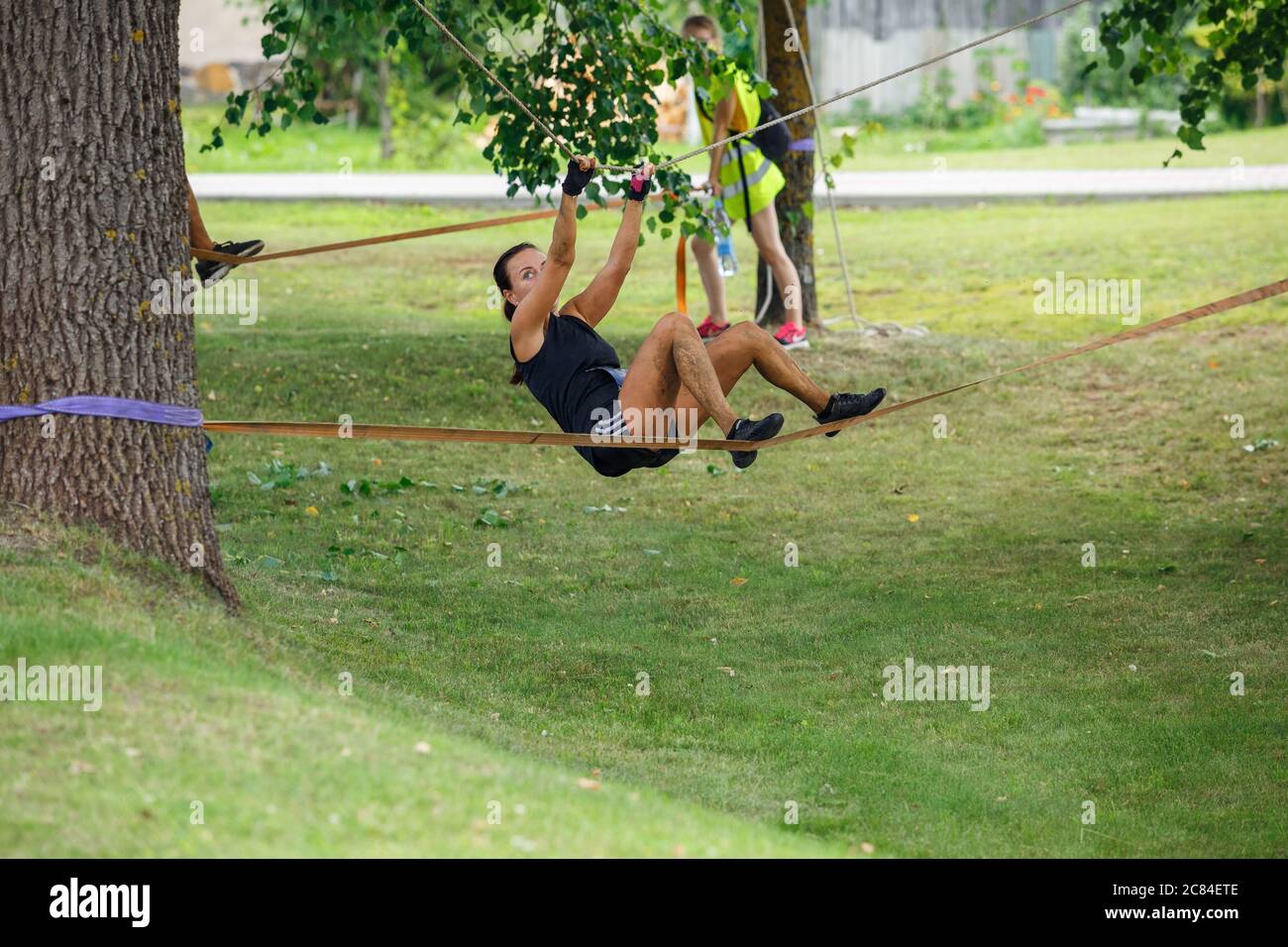 Stadt Plavinas, Lettland. Rennen laufen, waren die Menschen in sportlichen Aktivitäten engagiert. Überwindung verschiedener Hindernisse und Laufen.18.07.2020 Stockfoto