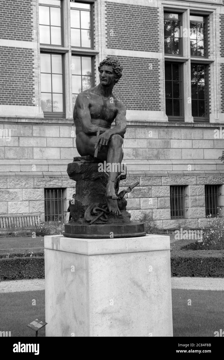 Mercurius Statue Im Garten Des Rijksmuseum Amsterdam Niederlande 10-10-2019 In Schwarz Und Weiß Stockfoto