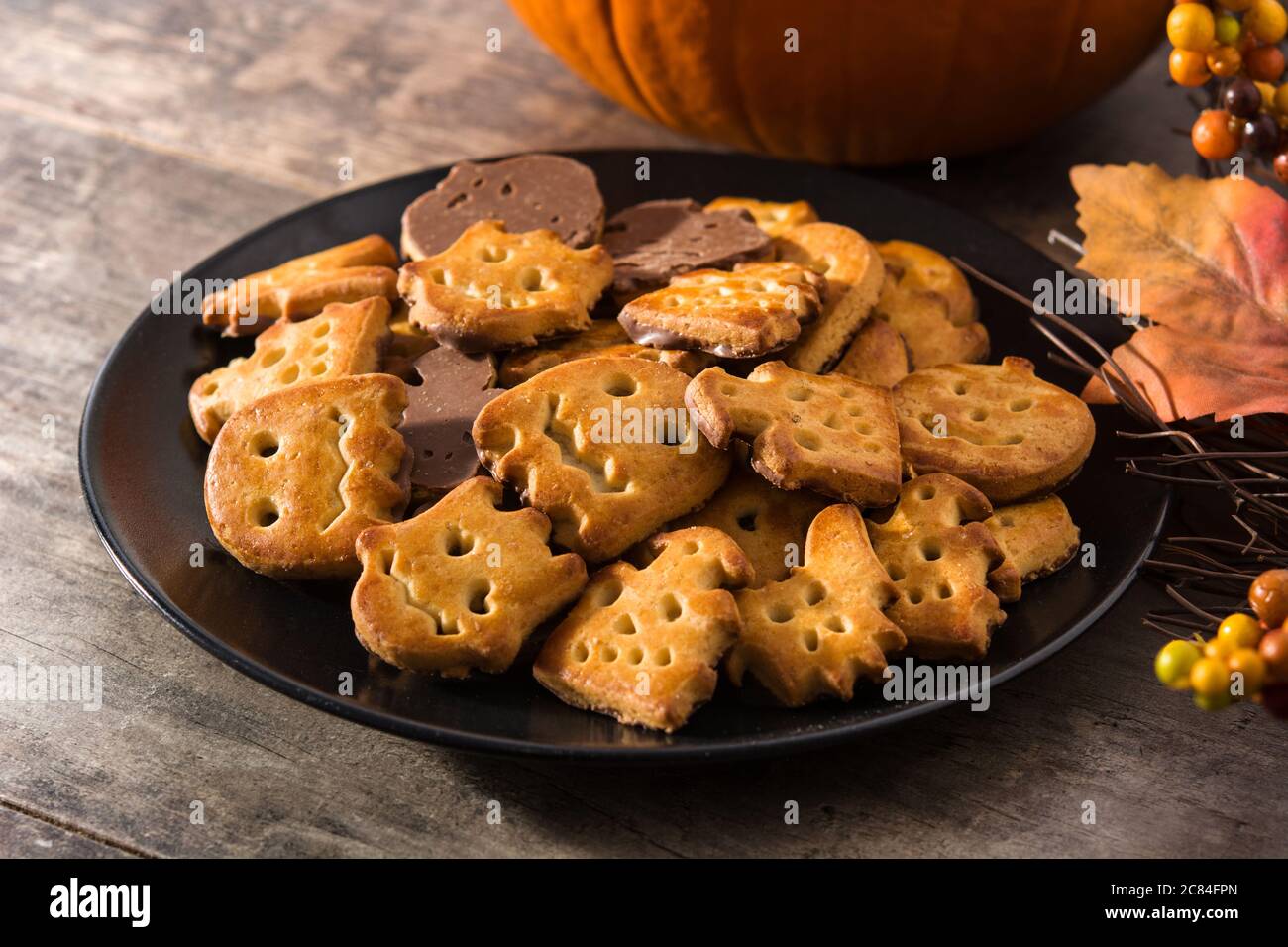 Lustige Halloween Kekse auf Holztisch Stockfoto