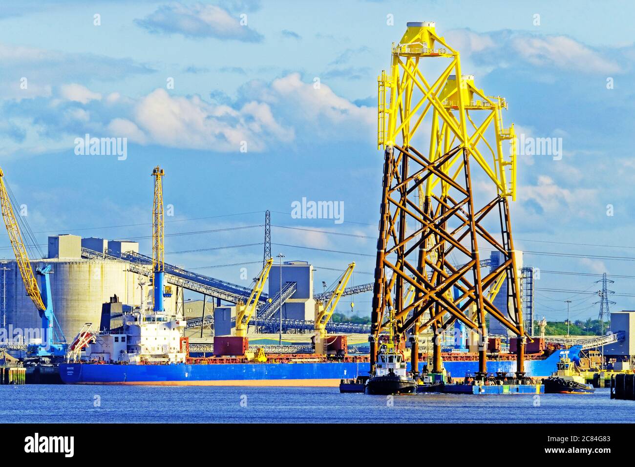 Windturbinen werden unter Auslieferung von Smulders Howdon Tyneside Werft auf dem Barge Stralsund mit Multratug 18 zum schottischen Nigg Feld verlassen Stockfoto