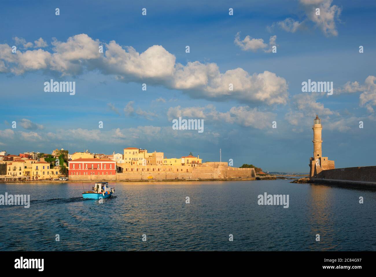 Boot im malerischen alten Hafen von Chania, Insel Crete. Griechenland Stockfoto