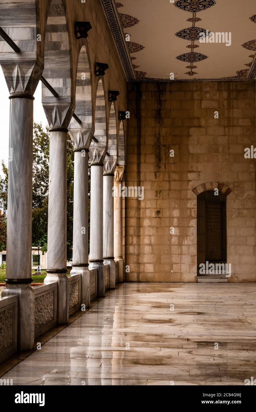 Korridor von der Sabancı-Moschee in Adana Türkei Stockfoto