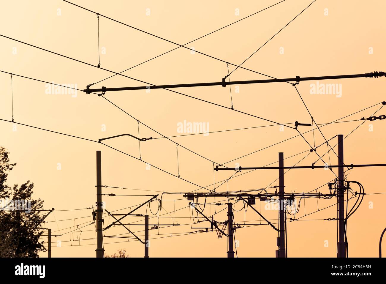 Tramkabel bei Sonnenuntergang.Tramway oben Traktion Foto. Elektrische, Transport Drähte Fotografie. Transport-Infrastruktur bei Sonnenuntergang in der Innenstadt . Stockfoto