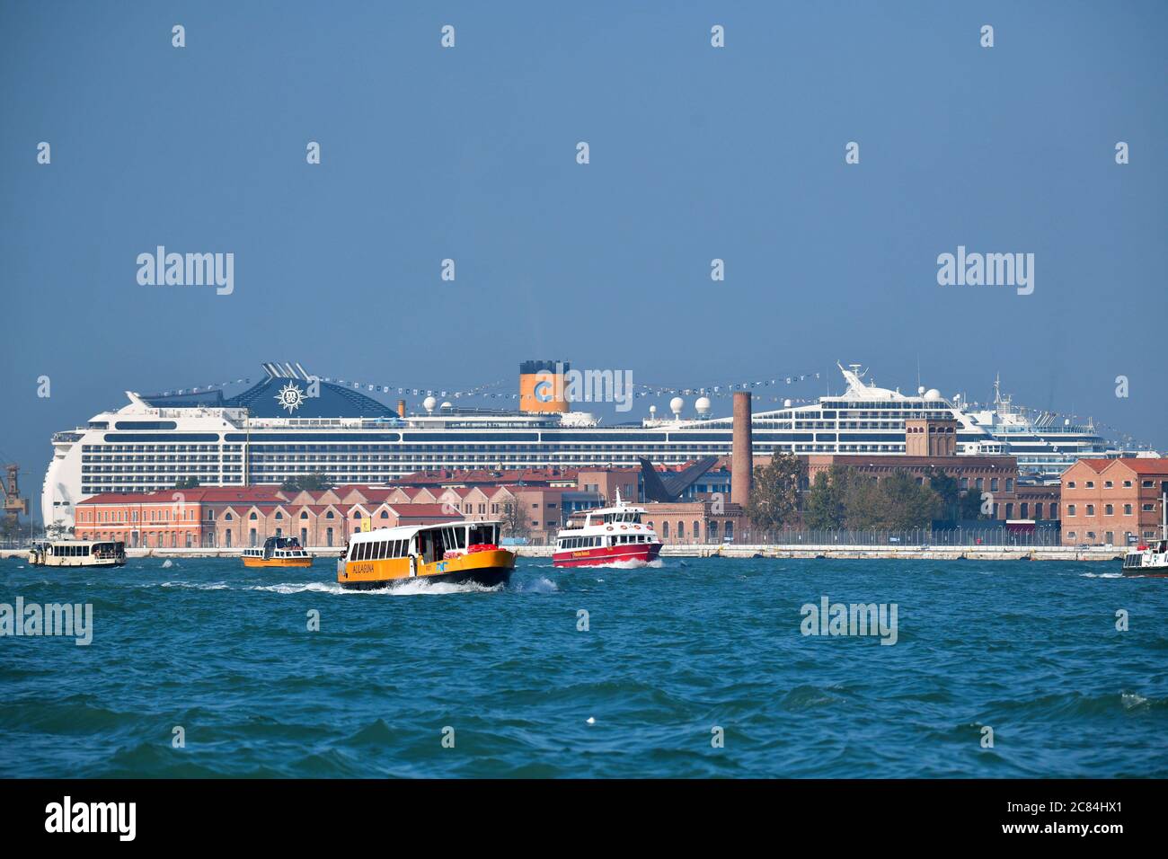 Italien: Venedig. MSC-Linienschiffe am Kai im Hafen von Venedig. Stockfoto