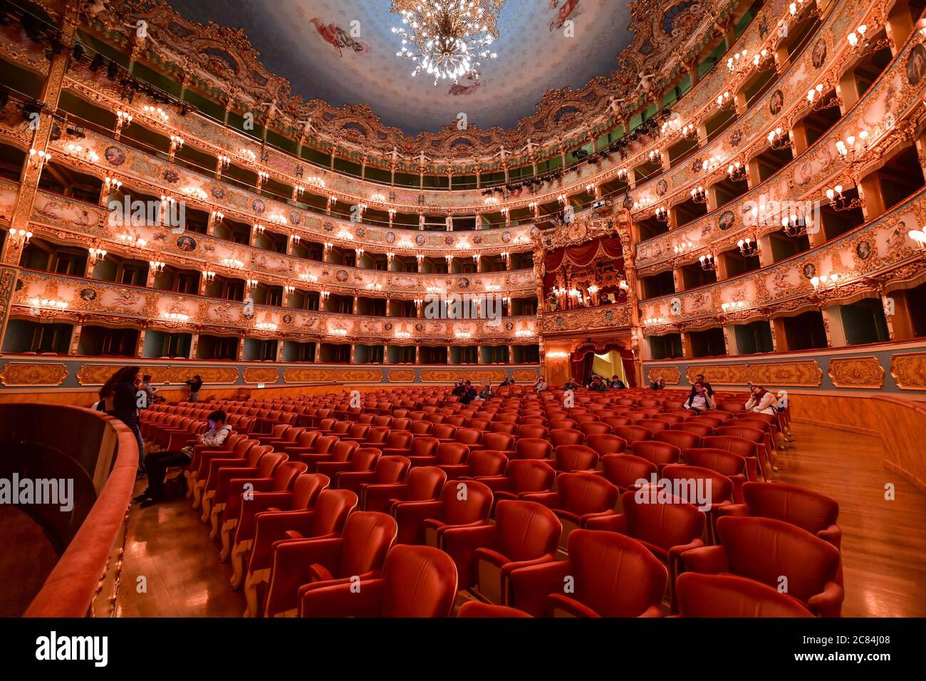 Italien: Venedig. Das Innere des Teatro La Fenice (der Phönix), ein Opernhaus aus dem XVIII. Jahrhundert im neoklassizistischen Stil Stockfoto