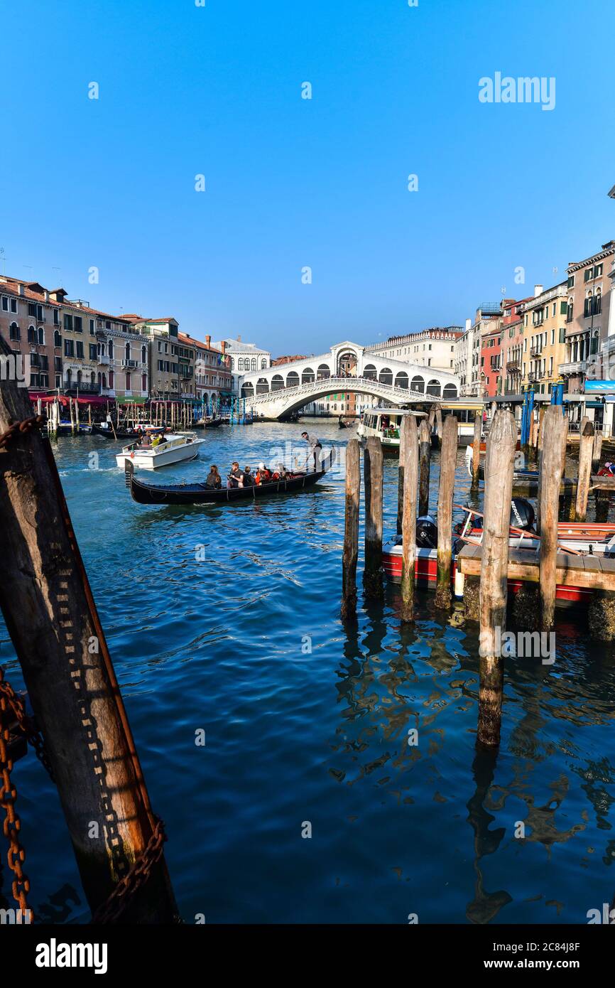 Italien: Venedig. Gondeln auf dem Canal Grande vor der Rialtobrücke. Stockfoto