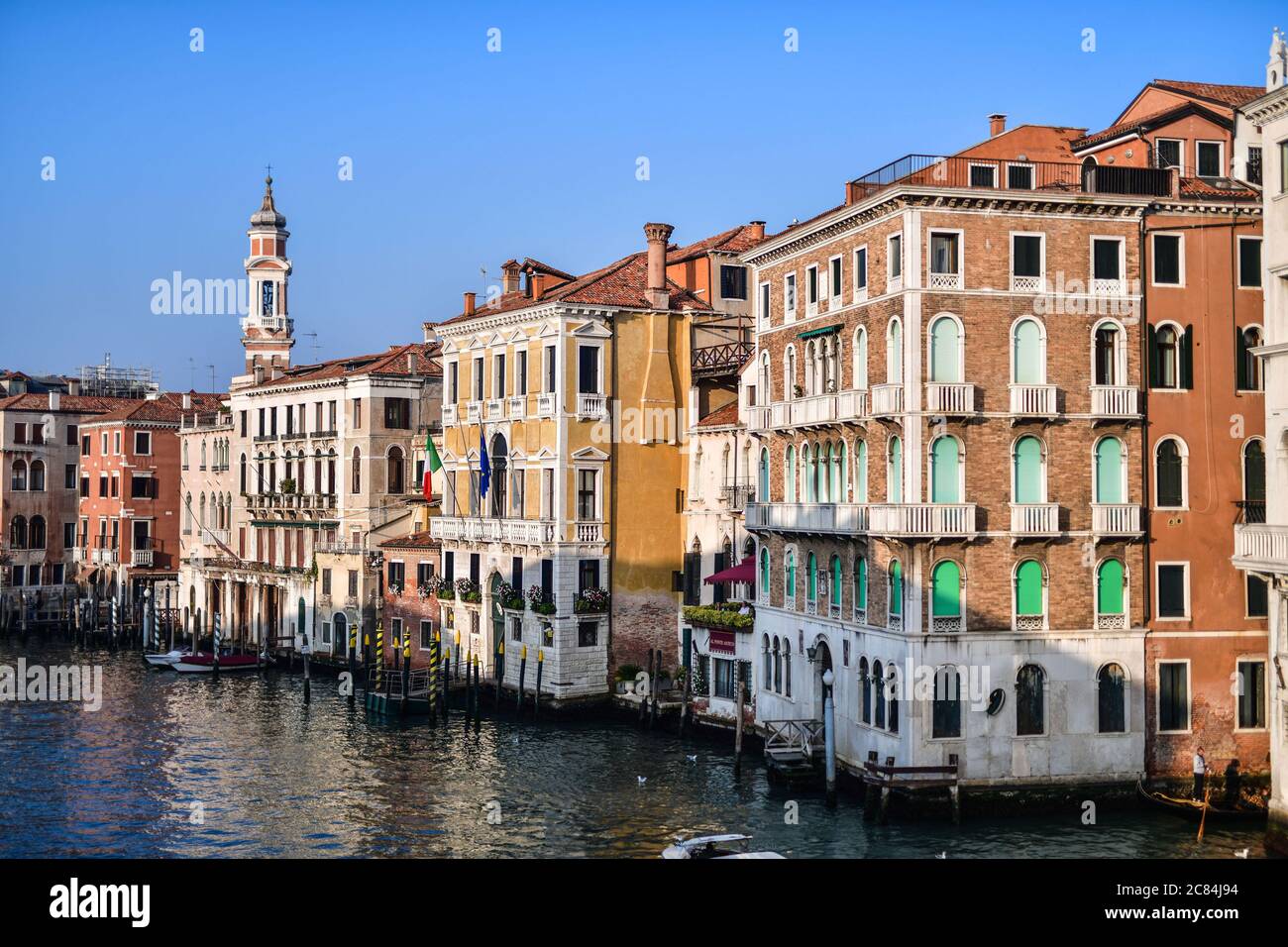 Italien: Venedig. Der Canal Grande unter dem blauen Himmel Stockfoto