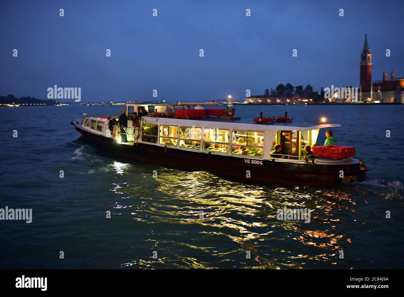 Italien: Venedig. Vaporetto in der Nacht in der Lagune. Im Hintergrund die Stadt Stockfoto