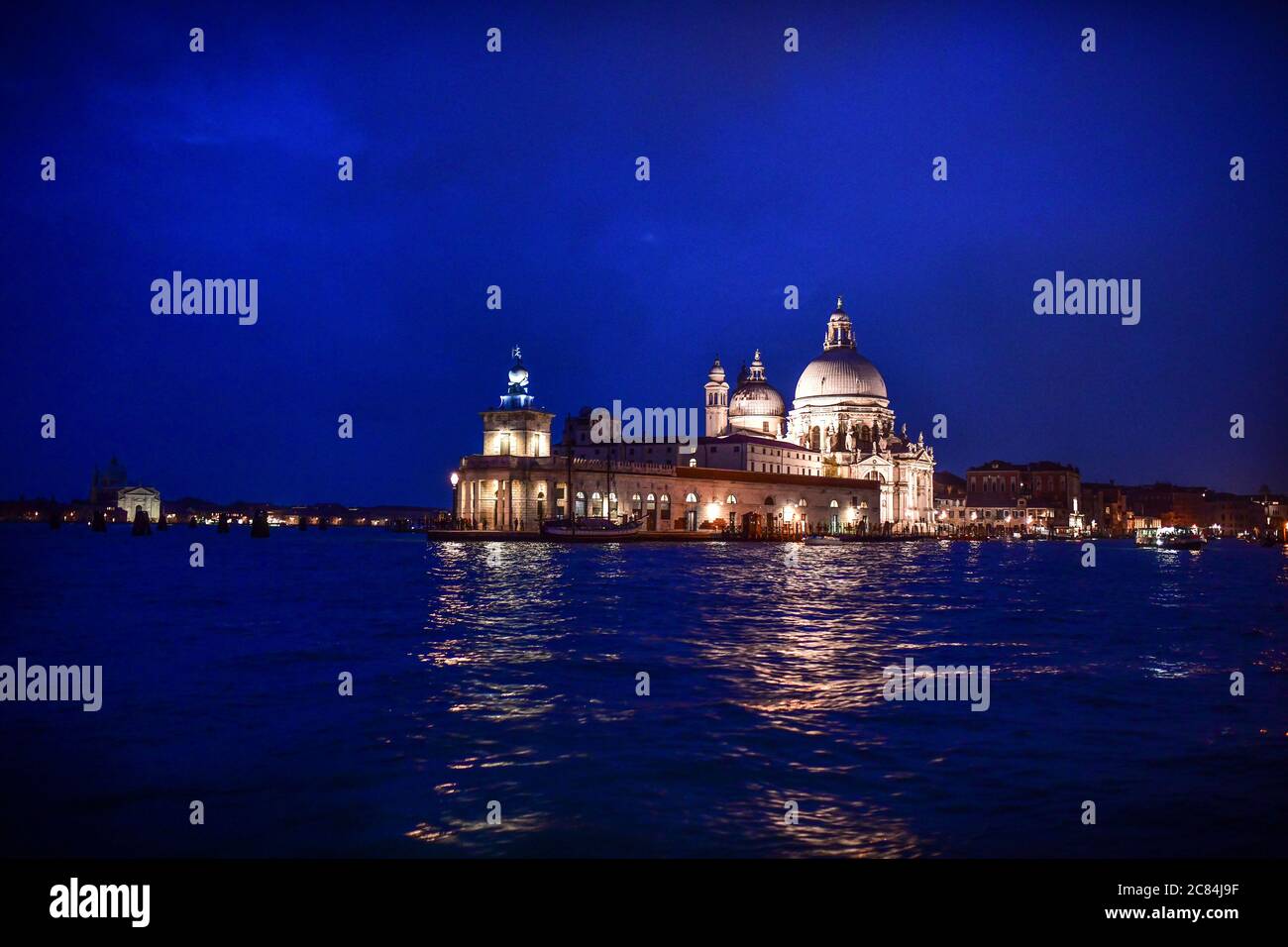 Italien: Venedig. Das Kunstmuseum Punta della Dogana bei Nacht. Stockfoto