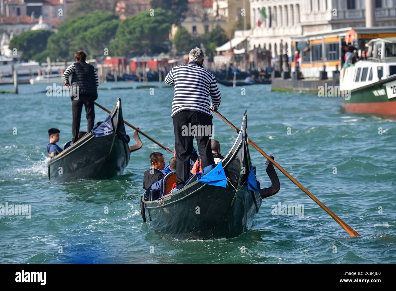 Italien: Venedig. Asiatische Touristen in zwei Gondeln auf der Lagune. Meer Stockfoto