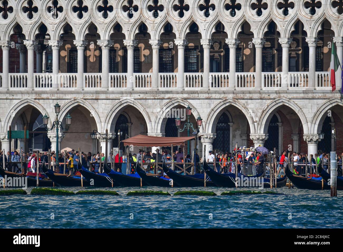 Italien: Venedig. Piazza San Marco (St. Mark'Square) von der Lagune aus gesehen. Gondeln für Touristen am Kai vor dem Dogenpalast. Stockfoto