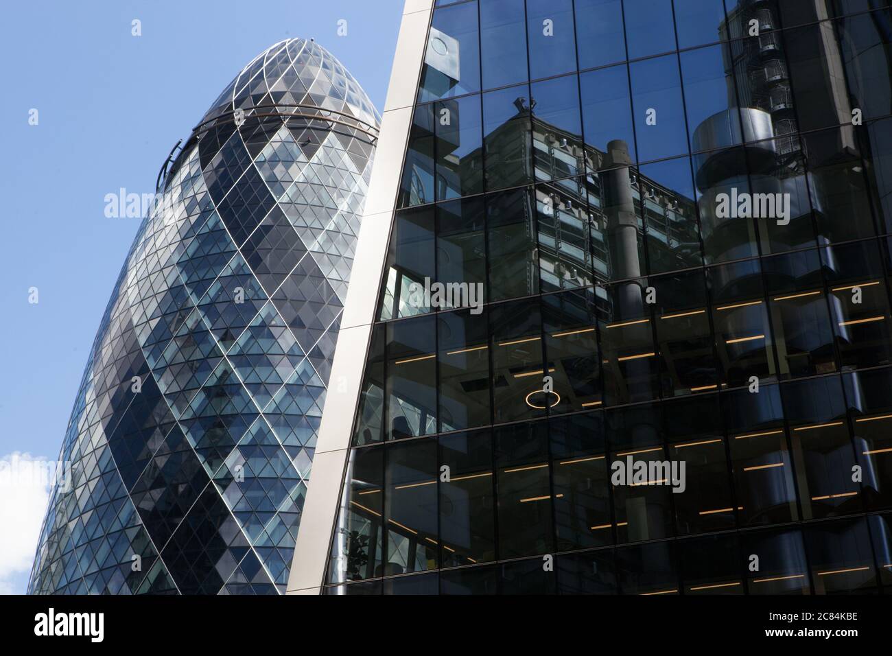 London, Großbritannien, 21. Juli 2020: Das Gherkin-Bürogebäude in der City of London steht zwischen fast menschenleeren Straßen. Normalerweise würde es an einem Wochentag Morgen mit Arbeitern und Touristen überlaufen. Obwohl Premierminister Boris Johnson die Menschen zur Rückkehr an den Arbeitsplatz drängt, zögern die Arbeitnehmer, in das Stadtzentrum zurückzukehren, was zu Bedenken für lokale Unternehmen führt. Anna Watson/Alamy Live News Stockfoto