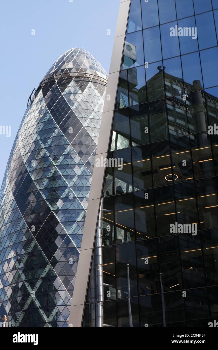 London, Großbritannien, 21. Juli 2020: Das Gherkin-Bürogebäude in der City of London steht zwischen fast menschenleeren Straßen. Normalerweise würde es an einem Wochentag Morgen mit Arbeitern und Touristen überlaufen. Obwohl Premierminister Boris Johnson die Menschen zur Rückkehr an den Arbeitsplatz drängt, zögern die Arbeitnehmer, in das Stadtzentrum zurückzukehren, was zu Bedenken für lokale Unternehmen führt. Anna Watson/Alamy Live News Stockfoto