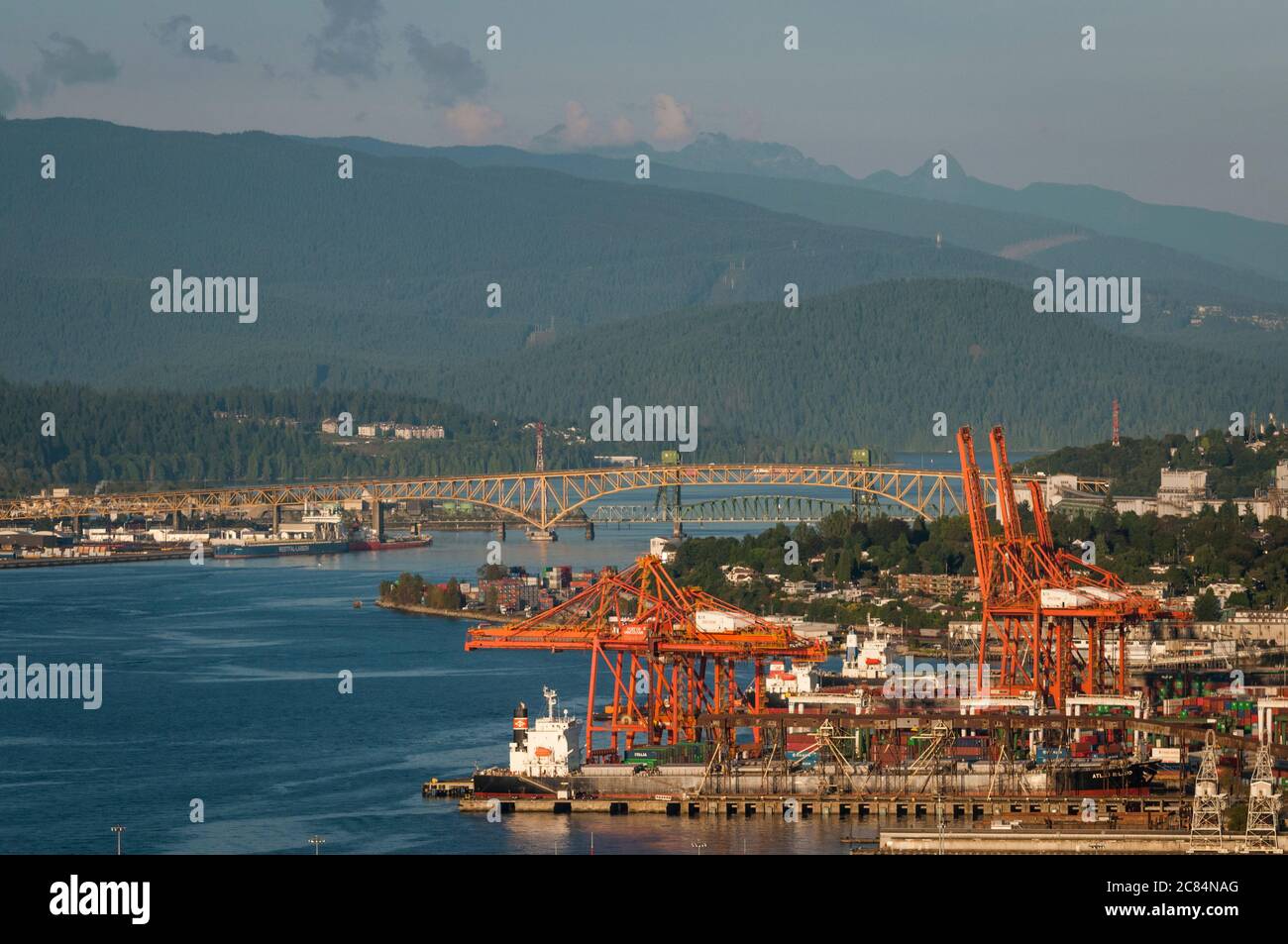 Hafen von Vancouver und die Iron Worker's Memorial Bridge, Highway 1, British Columbia, Kanada. Stockfoto