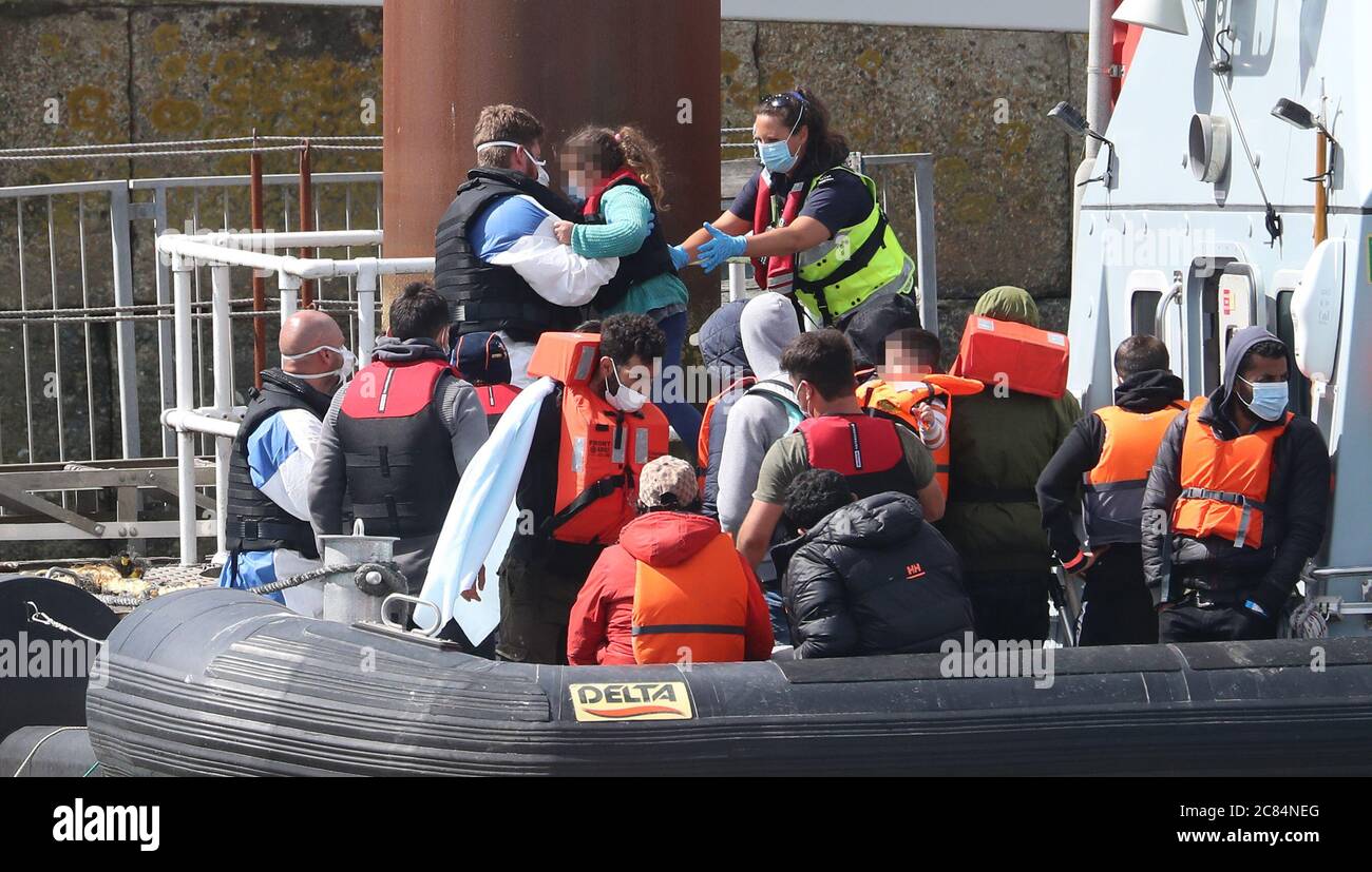 VERPIXELT VOM PA-BILDTISCH EIN junges Mädchen wird von einem Grenzschutzbeamten getragen, als eine Gruppe von Menschen, die als Migranten gelten, nach Dover, Kent, gebracht wird, nachdem heute Morgen eine Reihe von kleinen Bootsvorfällen im Kanal vorgekommen waren. Stockfoto