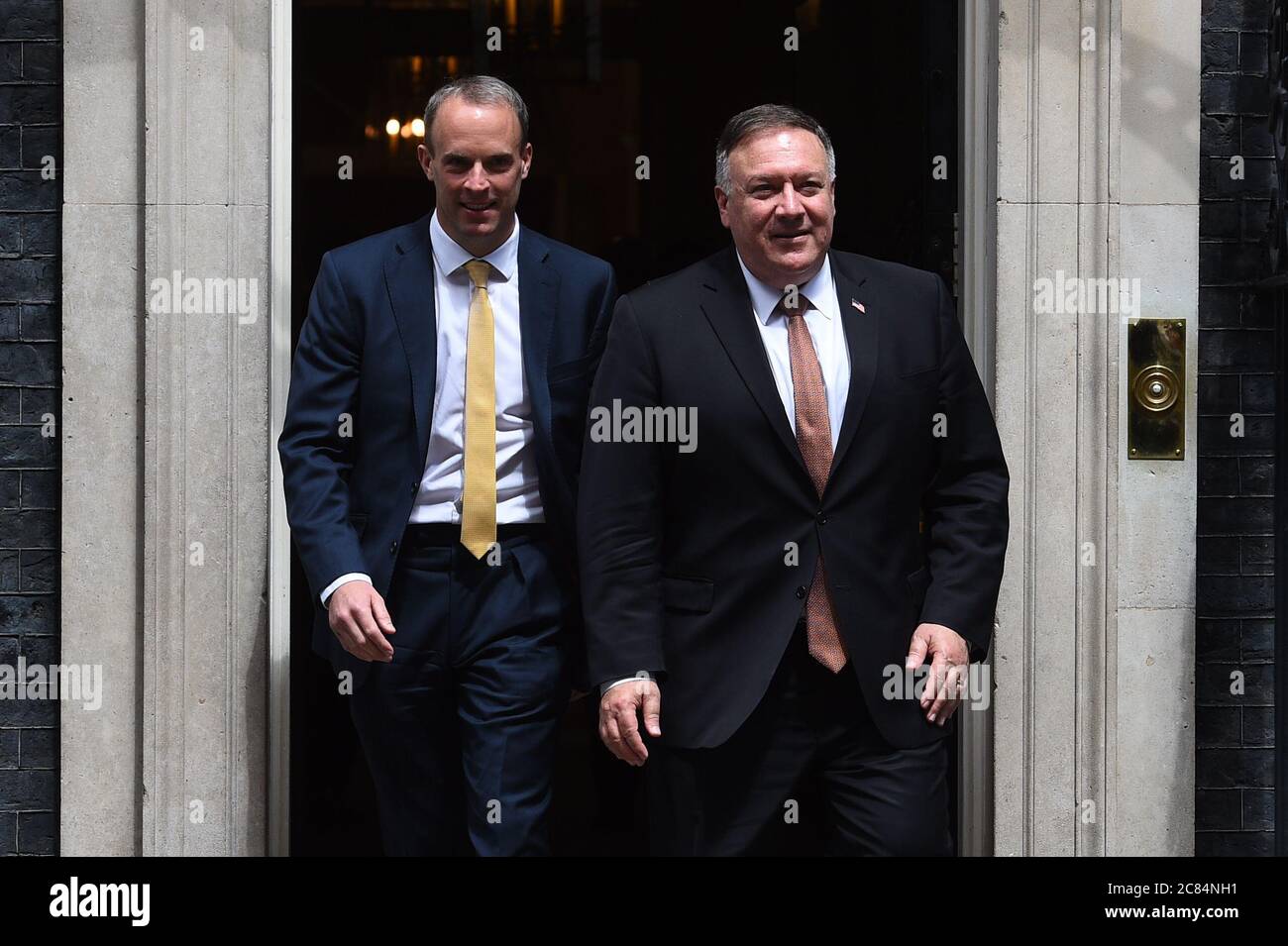 Außenminister Dominic Raab (links) und US-Außenminister Mike Pompeo verlassen nach einem privaten Treffen mit Premierminister Boris Johnson die Downing Street 10 in London. Stockfoto
