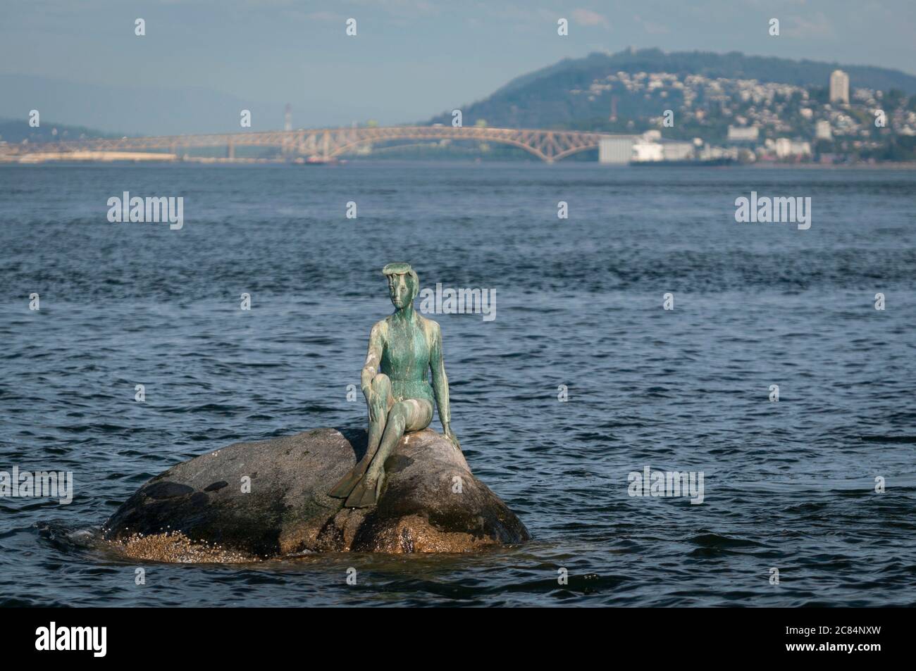 'Girl in a Wetsuit' von Elek Imredy, Vancouver, British Columbia, Kanada. Stockfoto