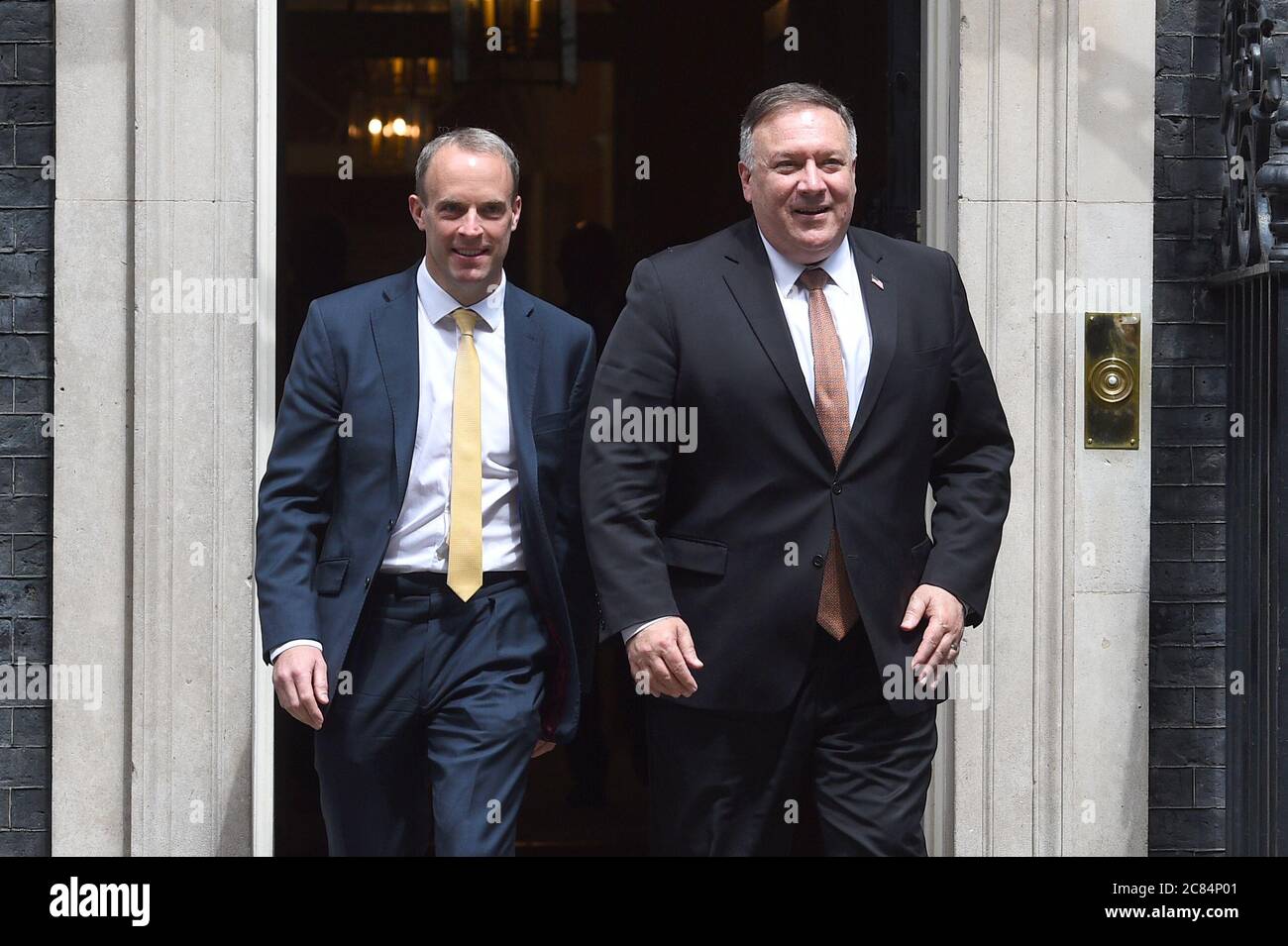 Außenminister Dominic Raab (links) und US-Außenminister Mike Pompeo verlassen nach einem privaten Treffen mit Premierminister Boris Johnson die Downing Street 10 in London. Stockfoto