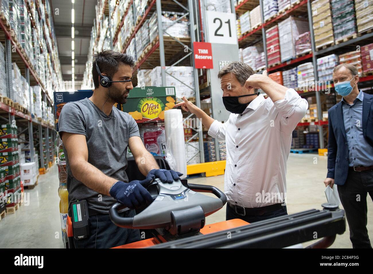 21 Juli Nordrhein Westfalen Koln Robert Habeck M Bundesvorsitzender Von Bundnis 90 Die Grunen Unterhalt Ein Zentrales Lager Von Rewe Mit Einem Mitarbeiter Habeck Besuchte Wahrend Seiner Sommerreise Ein Rewe Zentrallager Und Einen Supermarkt