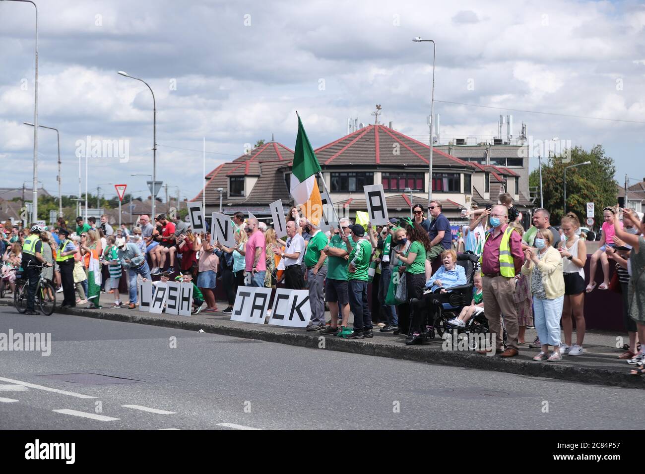 Irische Fußballfans versammeln sich am Walkinstown-Kreisverkehr in Dublin, um das Leben des ehemaligen irischen Managers Jack Charlton zur gleichen Zeit der Beerdigung in Newcastle zu feiern. Der Weltcup-Sieger, starb am 10. Juli im Alter von 85 Jahren. Stockfoto