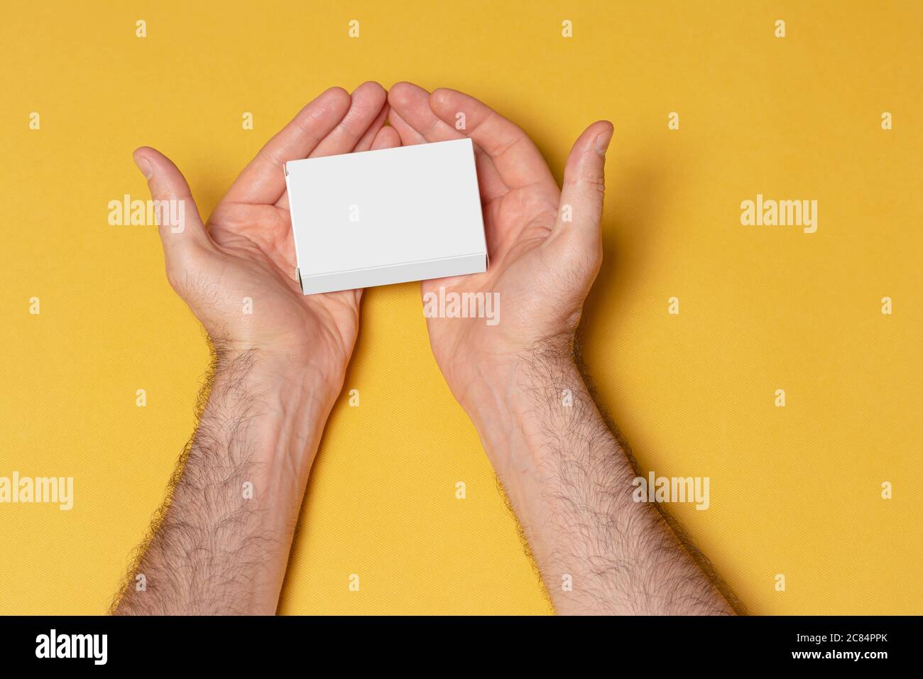 Eine Pillbox in den Händen, bearbeitbare Modell-up-Serie Vorlage bereit für Ihr Design, Auswahlpfad enthalten. Stockfoto