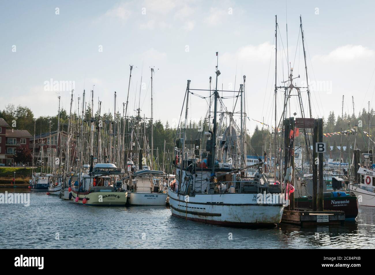 Fischerboote liegen in Ucluelet Harbour, Vancouver Island, British Columbia, Kanada. Stockfoto