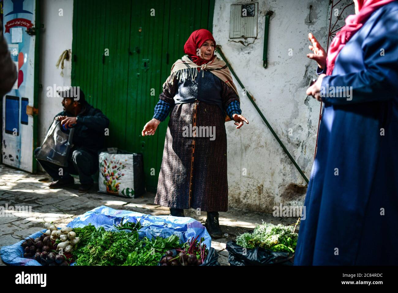 Marokko, Tetouan: Szene aus dem Alltag mit Einwohnern der Medina, die als UNESCO-Weltkulturerbe registriert sind. Verschleierte ältere Frau Verkauf veg Stockfoto