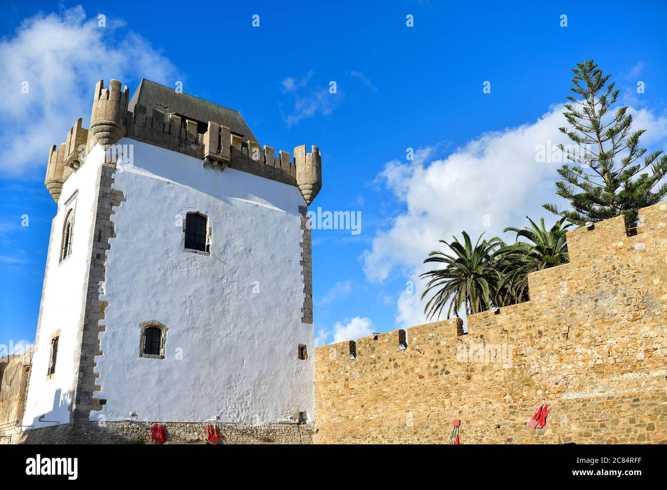 Marokko, Asilah: Badeort an der Nordwestspitze der Atlantikküste, südlich von Tanger. Portugiesischer Turm und Stadtmauer der Medina, Denkmäler c Stockfoto