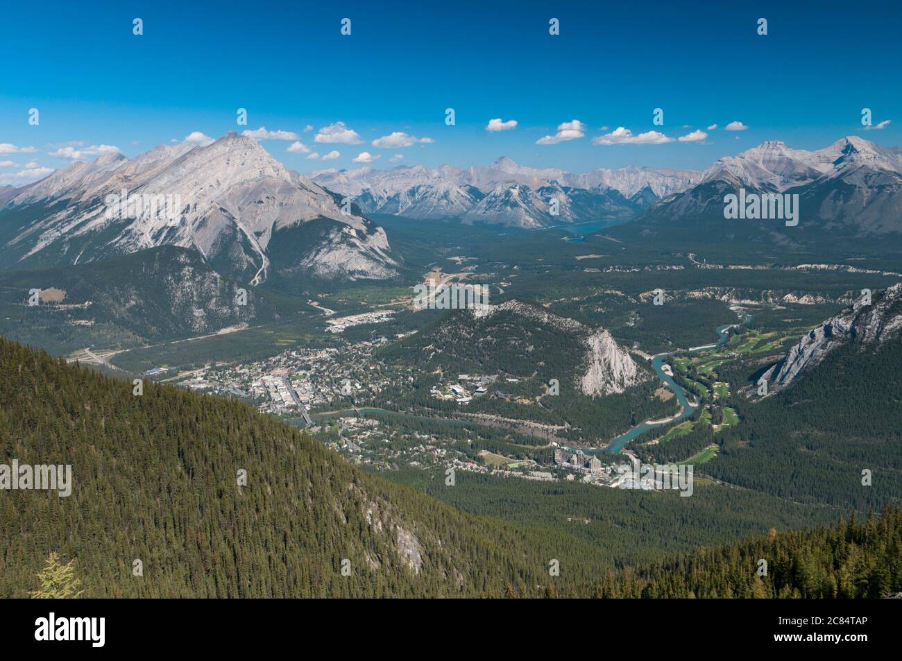 Banff, Tunnel Mountain, Cascade Mountain und die Palliser Range vom Sulphur Mountain aus gesehen, Banff, Alberta, Kanada. Stockfoto