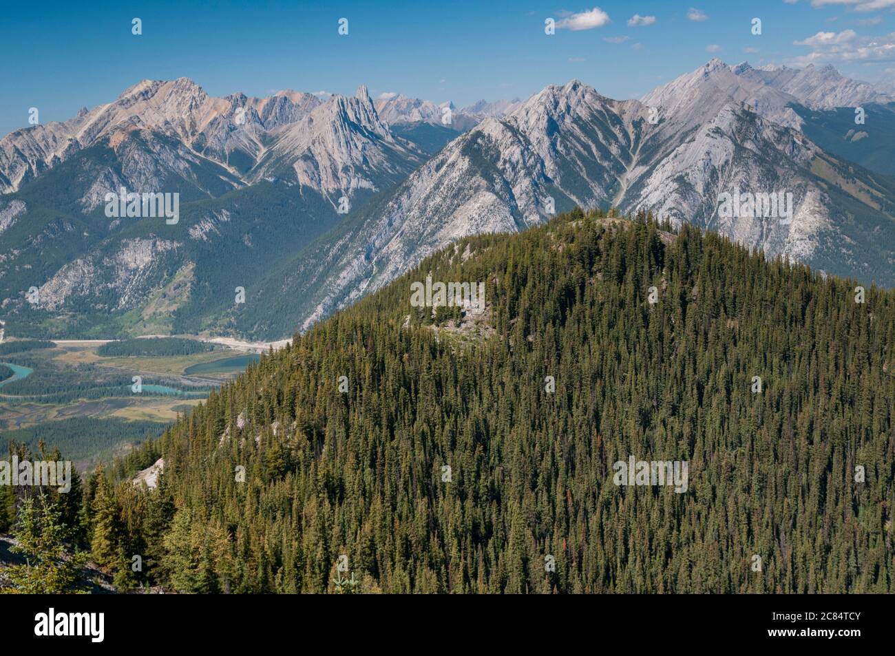 Mount Cory, Mount Edith, Mount Norquay und Sanson Peak vom Sulphur Mountain, Banff, Alberta, Kanada aus gesehen. Stockfoto