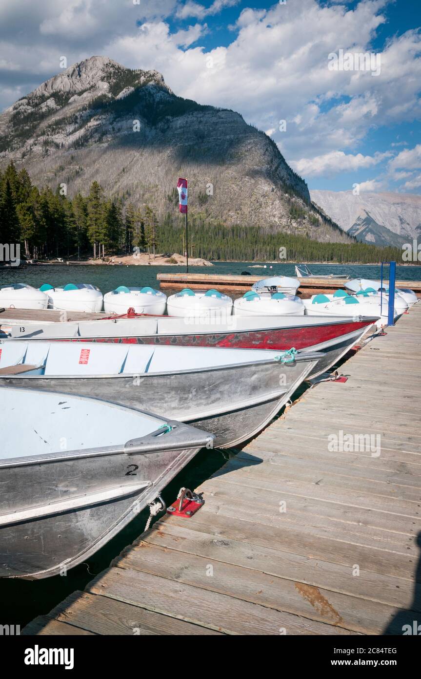 Motorboote auf Lake Minnewanka, Banff, Alberta, Kanada. Stockfoto