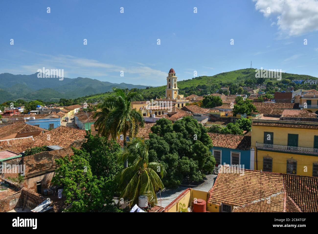 Kuba, Sancti Spiritus Provinz: Trinidad. Übersicht über die Ziegeldächer der Häuser in der Stadt und den Glockenturm der Kirche von Franz von Assisi (Igl Stockfoto