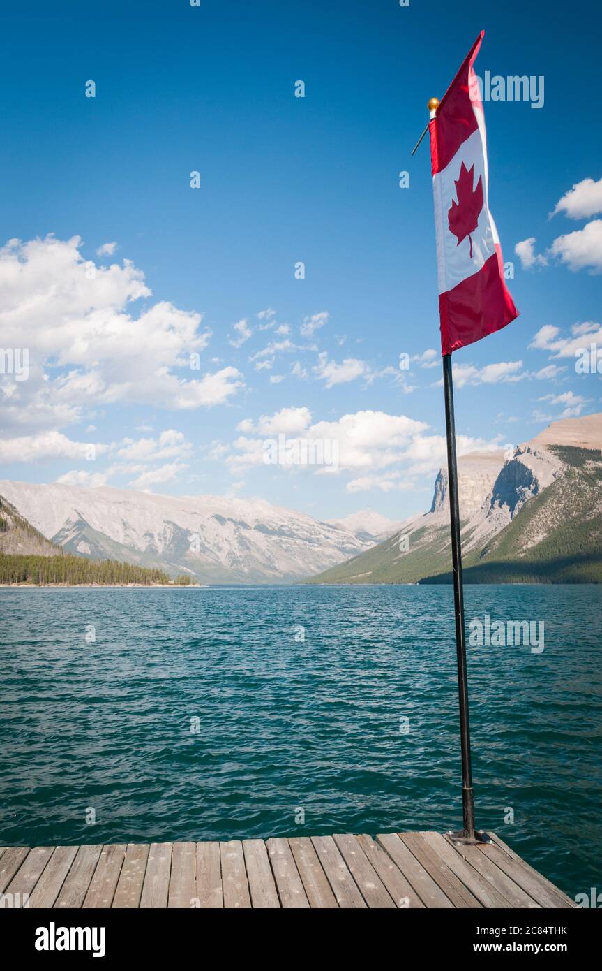 Kanadische Ahornblatt-Flagge auf Lake Minnewanka, Banff, Alberta, Kanada. Stockfoto