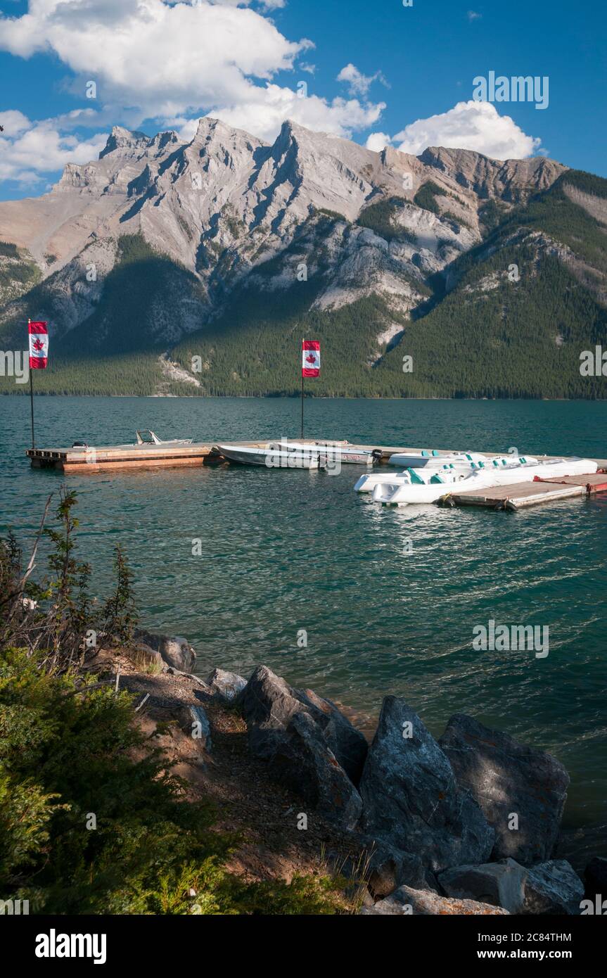 Kanadische Maple Leaf Flagge und Motorboote auf Lake Minnewanka, Banff, Alberta, Kanada. Stockfoto
