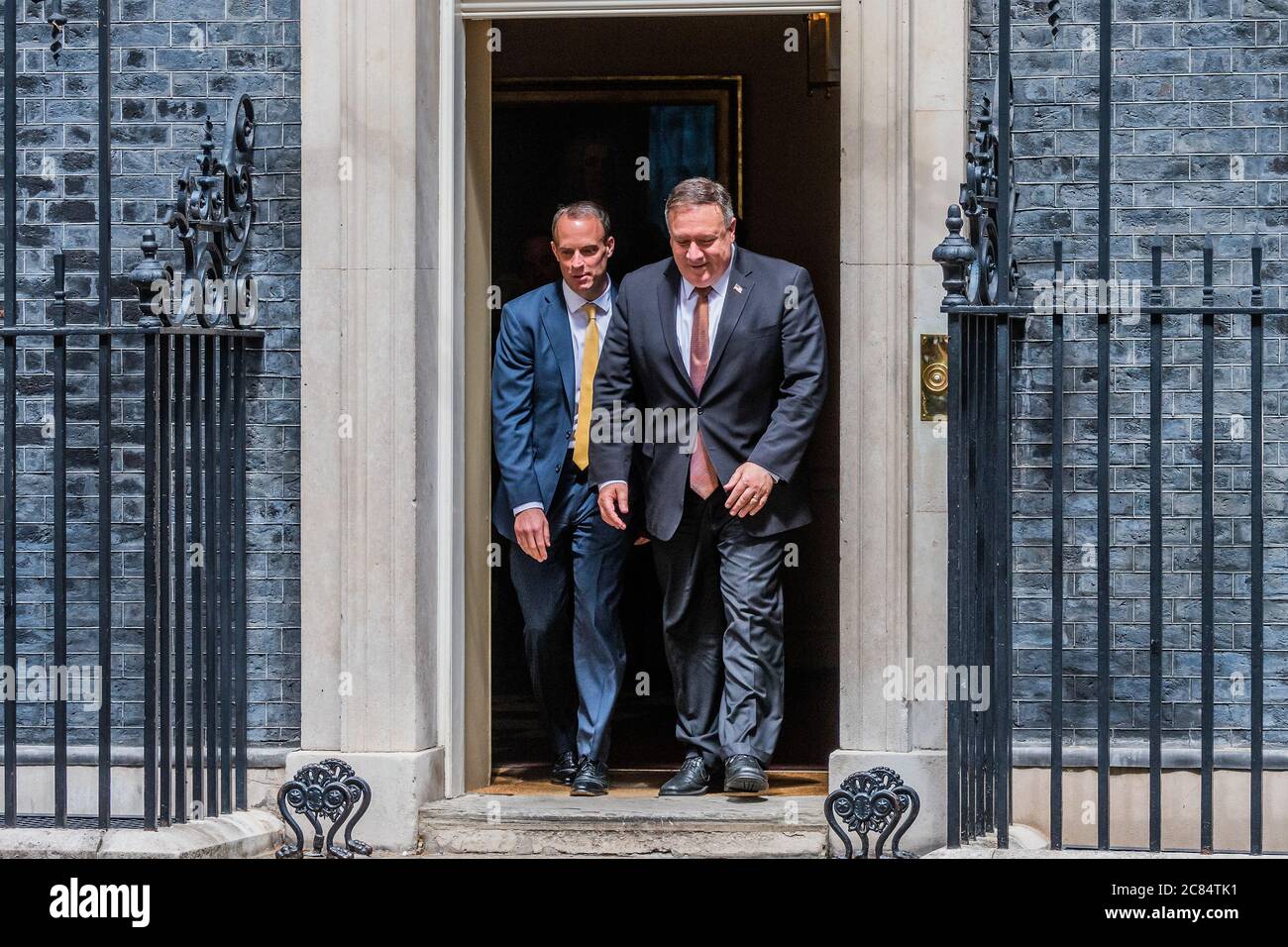 London, Großbritannien. Juli 2020. US-Außenminister Michael R. Pompeo ist in Downing Street, um mit Premierminister Boris Johnson und Außenminister Dominic Raab zu treffen, um globale Prioritäten zu diskutieren, darunter die Konjunkturprogramme der COVID-19, Fragen im Zusammenhang mit der Volksrepublik China (P.R.C.) und Hongkong sowie den USA-Großbritannien Verhandlungen über Freihandelsabkommen. Kredit: Guy Bell/Alamy Live Nachrichten Stockfoto