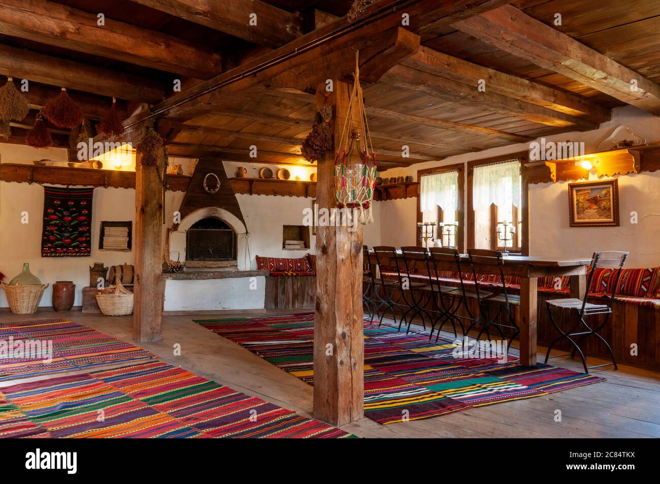 Altes, einzigartiges Interieur aus dem 18.. Jahrhundert eines traditionellen bulgarischen Holzhauses und eines historischen Gebäudes als Beispiel für den typischen Architekturstil in den Rhodope Mountains auf der Balkan-Halbinsel in Südosteuropa Stockfoto